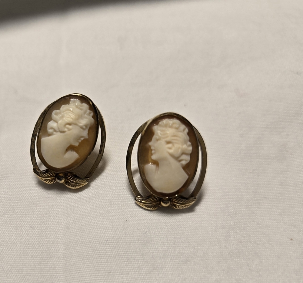 Vintage Van Dell Cameo Earrings Screw Back